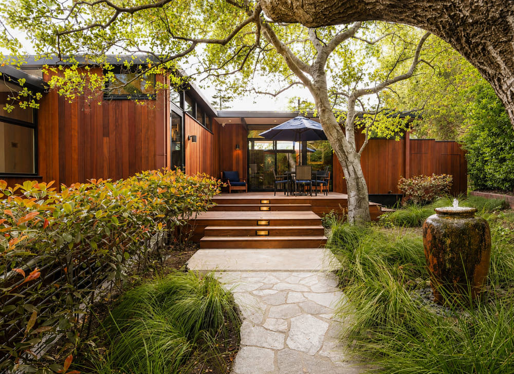 Mid-Century Garden Retreat