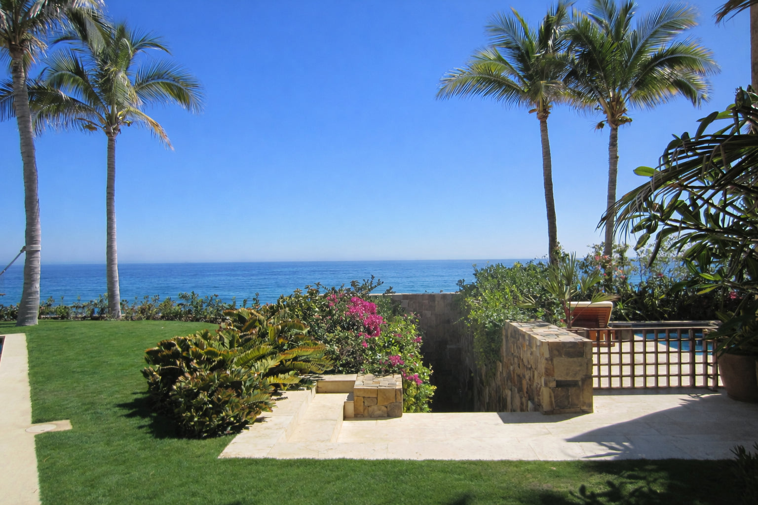 Ocean Courtyard Compound - Photo 1